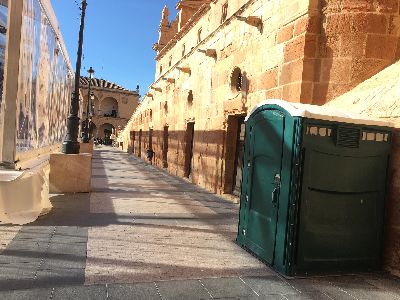 El Ayuntamiento de Lorca, en colaboracin con HOSTELOR, lleva a cabo la instalacin de ocho aseos porttiles en las inmediaciones de la Plaza de Espaa y de la Calle lamo 