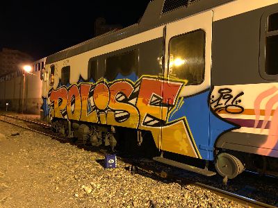 La Polica Local investiga atres jvenes por realizar grafitis en los vagones del tren de cercanas en la estacin de Sutullena de Lorca