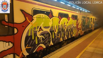 La Polica Local de Lorca identifica a cuatro jvenes naturales de Mlaga por realizar pintadas en un tren en la estacin de Sutullena