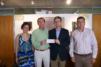 El Primer Teniente de Alcalde recibe una ayuda solidaria de manos del alcalde de Alguazas