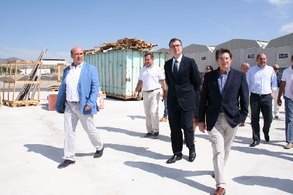 El consejero de Empresa inaugura la nueva planta de recogida selectiva de residuos del polgono Saprelorca