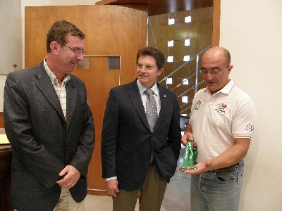 El Alcalde de Lorca recibe al deportista transplantado Mateo Ruiz Jdar