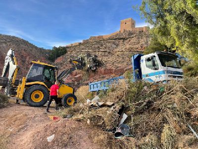 El Ayuntamiento de Lorca retira 26 toneladas de escombro, basura y maleza en el barrio de San Pedro