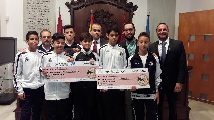 6 jvenes futbolistas del San Francisco Lorca CD reciben una beca de 500 euros para seguir con su formacin deportiva gracias a este club y a la Obra Social ''la Caixa''