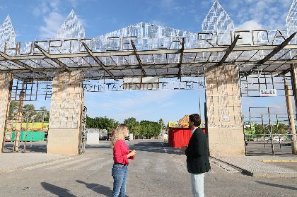 Casi 40.000 bombillas conforman la portada de luces que dar la bienvenida a lorquinos y visitantes en la entrada principal del recinto ferial 