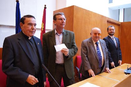 Los Caballeros del Monasterio de Yuste donan 6.000 euros a la Mesa Solidaria del Ayuntamiento de Lorca