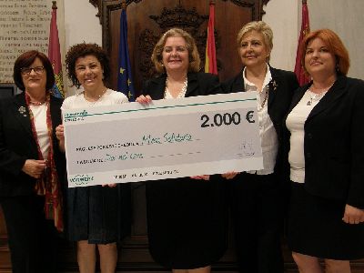 La Concejal de Oenegs recibe una ayuda econmica de 2.000 euros para la Mesa Solidaria por parte de la firma Thermomix