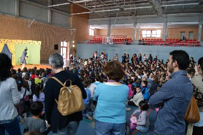 Payasos Sin Fronteras vuelve a Lorca a repartir sonrisas entre los afectados por el terremoto del pasado 11 de mayo, en colaboracin con la Concejala de Juventud