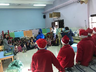 Los Abuelos Cuentacuentos realizan un amplio programa de actividades en centros educativos de la ciudad para celebrar la Navidad 