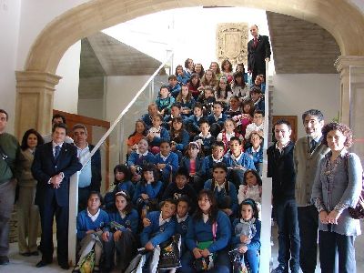 El Alcalde de Lorca recibe a 13 escolares de Aranjuez que visitan el municipio gracias a un intercambio con alumnos del colegio Juan Navarro de La Hoya