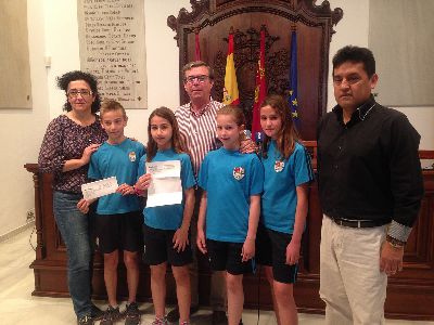 El Ayuntamiento recibe una donacin para los afectados por el terremoto de Ecuador por parte de la comunidad educativa del colegio Prez de Hita