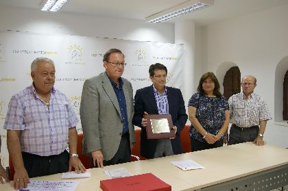 Pilar de la Horadada y Blanca aportan ayudas solidarias para los damnificados por los terremotos del pasado 11 de mayo