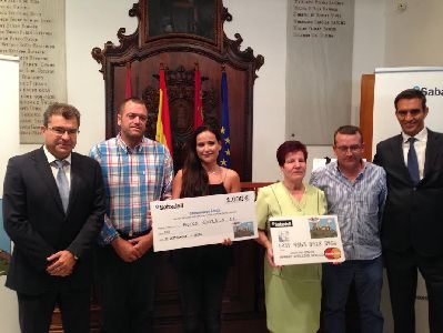El ganador de la campaa ''Creemos en Lorca'' recibe un cheque de 3.000 euros para gastar en los comercios del municipio durante una jornada de compras