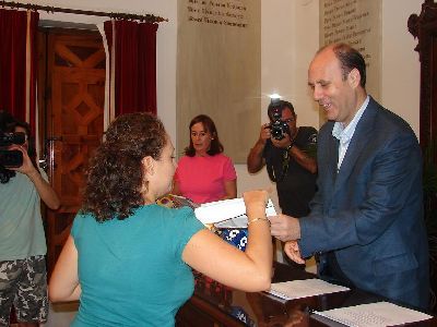El Concejal de Educacin entrega el Bono Libro Municipal a centros educativos y asociaciones de padres