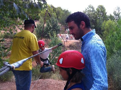 El concejal de Juventud visita en Sierra Espua a los 23 jvenes lorquinos que participan en el campamento Caruana