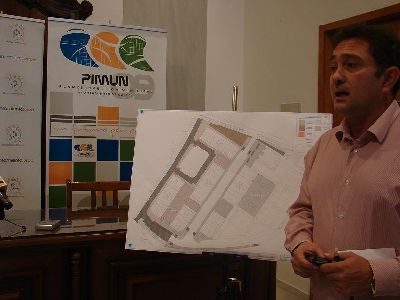 El Ayuntamiento de Lorca sustituye la red de abastecimiento y alumbrado, separa los colectores de pluviales y saneamiento, al tiempo que ampla las aceras en el Barrio de San Fernando