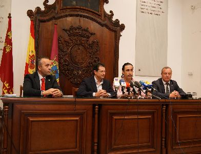 La compaa Pfizer entrega al alcalde de Lorca una ayuda de 21.918 euros  para la recuperacin de la localidad tras los terremotos