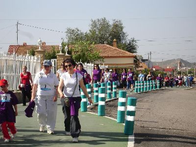 Un centenar de personas participa en la marcha inaugural de los encuentros deportivos de colectivos de mujeres