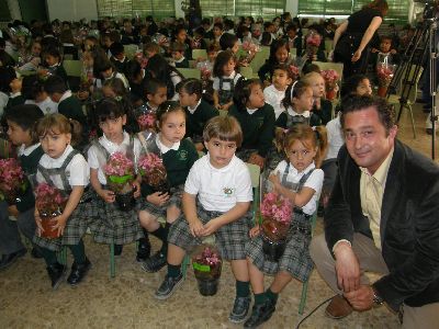 ngel Meca inicia el reparto de 4.000 plantas a escolares de Infantil, para que aprendan a cuidarlas