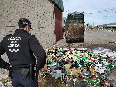 La Polica Local de Lorca ha procedido a la destruccin de 3.500 unidades de bebidas alcohlicas intervenidas en diferentes inspecciones y controles a locales