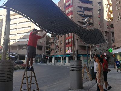 El Ayuntamiento de Lorca instala toldos en las paradas de autobs de ''El valo'' para que los pasajeros puedan resguardarse del sol durante la espera