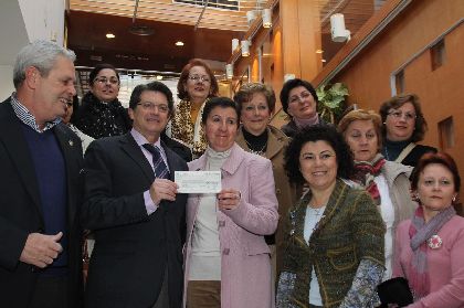 El Alcalde recibe una ayuda solidaria entregada por el Primer Edil de Vera y la Asociacin de Fibromialgia de dicho municipio