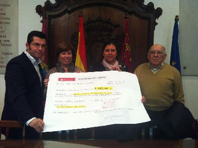 El Centro de Educacin de Adultos Infante de Murcia entrega a la Mesa Solidaria una donacin de ms de 2.800 euros