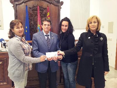 Los vecinos de la pedana lorquina de Doa Ins donan a la Mesa Solidaria de Lorca 1.000? de la subvencin municipal de sus fiestas que cancelaron en 2011 por los sesmos