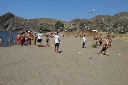 Los 150 alumnos del programa EVAFO disfrutan de juegos y actividades en la playa de Puntas de Calnegre