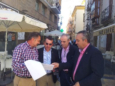 El Ayuntamiento invierte 60.000 euros para potenciar el perfil comercial de la calle Corredera con la instalacin de bancos, farolas Led y jardineras de fundicin