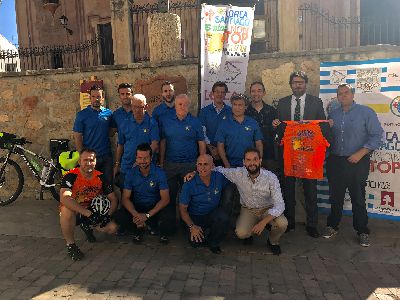 21 deportistas recorrern de manera ininterrumpida y por relevos durante cinco das los 1.143 kilmetros que separan Lorca de Santiago de Compostela 