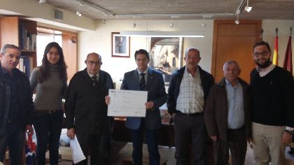 La Asociacin de Cazadores de Lorca entrega al Alcalde una ayuda de 800 euros para la Mesa Solidaria