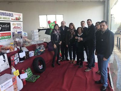 El rea Comercial Carretera de guilas entrega a una lorquina una ''Cesta de Reyes'' compuesta por ms de 35 productos donados por comerciantes de esta zona