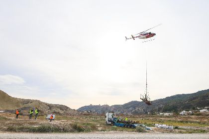 Un helicptero apoya las labores de adecuacin y restauracin ambiental del sendero del Cejo de los Enamorados