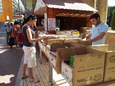 150 familias lorquinas se benefician del mercadillo municipal de libros de texto usados en su primer da de actividad