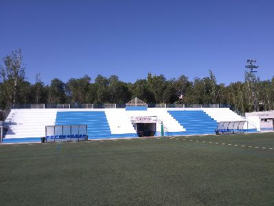 Las Concejalas de Desarrollo Local y Deportes renuevan las gradas del Campo de Ftbol Mundial 82 de cara a la temporada 2018-2019