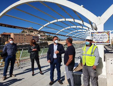 El Ayuntamiento de Lorca contina con los trabajos de acondicionamiento y mejora de la Pasarela Alcalde Miguel Navarro
