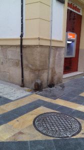 El Ayuntamiento realiza una intervencin de choque en calles y plazas de toda la ciudad destinada a la limpieza a fondo de manchas y restos de micciones de animales de compaa