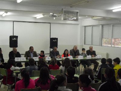 El Concejal de Comercio del Ayuntamiento de Lorca colabora con los 84 alumnos del colegio Virgen de las Huertas que participan en el programa ''Emprender en mi escuela''