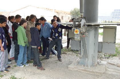 50 alumnos del Instituto n 6 de Lorca visitan un huerto solar en la Diputacin de La Torrecilla