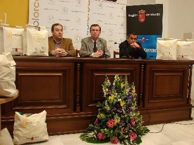 El Ayuntamiento de Lorca regala 6000 bolsas de tela promocionando su uso, en busca de reducir el consumo innecesario de plstico