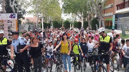 Ms de 130 alumnos del colegio Ana Caicedo participan en un ciclopaseo junto a la Unidad Ciclista de la Polica Local con motivo de la Semana Europea de la Movilidad