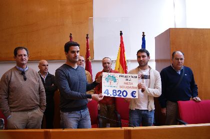 El Ayuntamiento recibe una ayuda econmica para la Mesa Solidaria de 4.820 euros por parte del Club Senderista de Lorca ''La Carrasca''