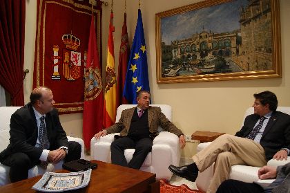 El Alcalde de Lorca recibe a representantes de la compaa Cepsa, que ofrecern descuentos especiales en combustible a los afectados por los terremotos