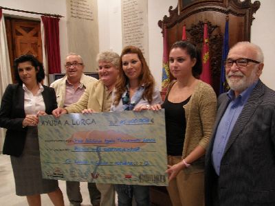 El proyecto Abraham, el Comit de Ayuda a Lorca y la asociacin 4loveprojects entrega a la Mesa Solidaria 5.400 ? para los afectados por los sesmos