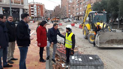 El avance en las obras de renovacin urbana de Alameda de Cervantes permite iniciar el asfaltado de vas, completar 5.842 m2 de aceras e iniciar en 15 das las mejoras en La Isla