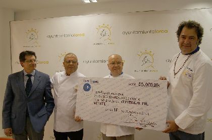 Eurotoques dona a la Mesa Solidaria de Lorca los 28.000 euros recaudados con su cena benfica en la que colaboraron 30 prestigiosos chefs, 33 ayudantes y 65 camareros