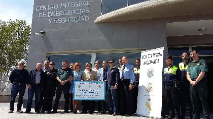 Francisco Jdar entrega una ayuda solidaria a la Asociacin Down Lorca procedentes de la convivencia de los cuerpos de seguridad que prestan servicio en Lorca