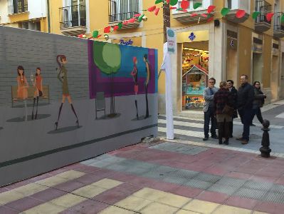 La Concejala de Comercio instala un mural en la calle Rebolloso para favorecer la actividad comercial del centro de la ciudad y embellecer el espacio urbano 