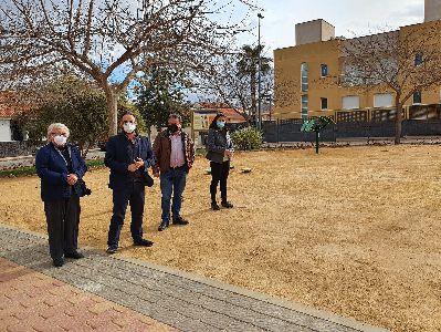 El alcalde de Lorca visita los trabajos de renovacin de los parques de La Escucha